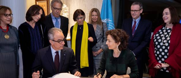 Diretora-geral da UNESCO, Audrey Azoulay, e vice-presidente editorial do Grupo Globo, João Roberto Marinho, assinam renovação do acordo de parceria para a campanha Criança Esperança pelos próximos seis anos. Foto: UNESCO.