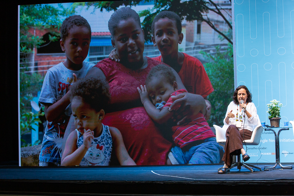 A jornalista Elvira Lobato falou sobre o deserto de notícias ao investigar a fome durante a produção de reportagens para as microbolsas fome, realizado pela Agência Pública