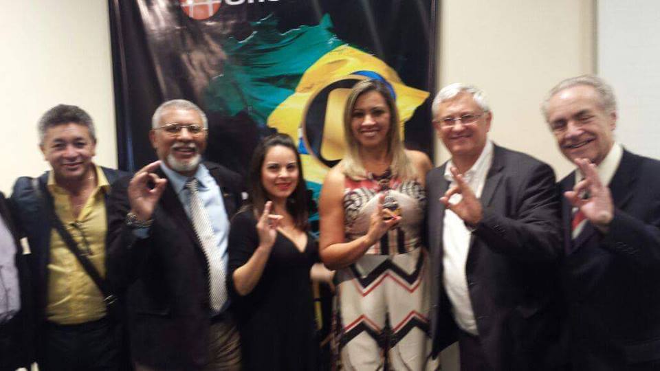 Tito Bezerra, Paula Cristina Lopes, Roberto Bulat e outros associados da One Life no Brasil divulgando a empresa