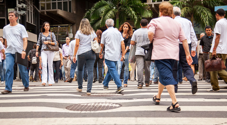 #PraCegoVer pessoas atravessando a rua na faixa de pedestre