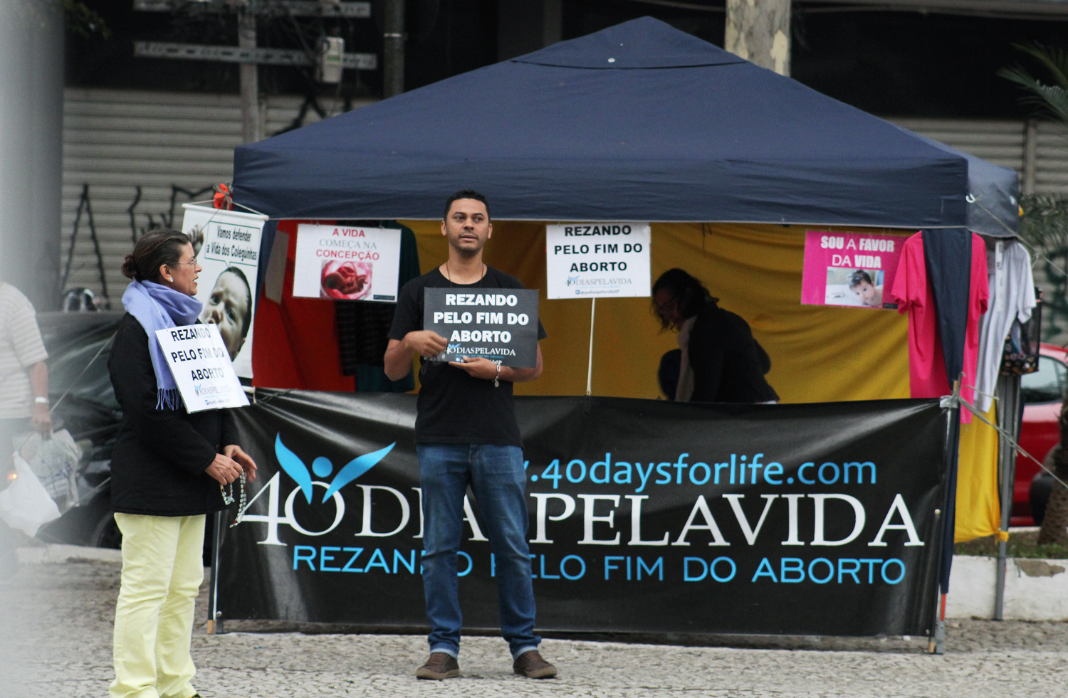 Celene Salomão, à esquerda, junto a outros integrantes do grupo “40 Dias Pela Vida SP”, pedem pelo fim do aborto em frente ao hospital