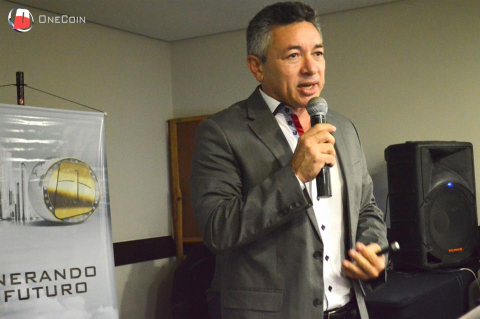 Tito Bezerra em evento de divulgação da OneCoin em 2016