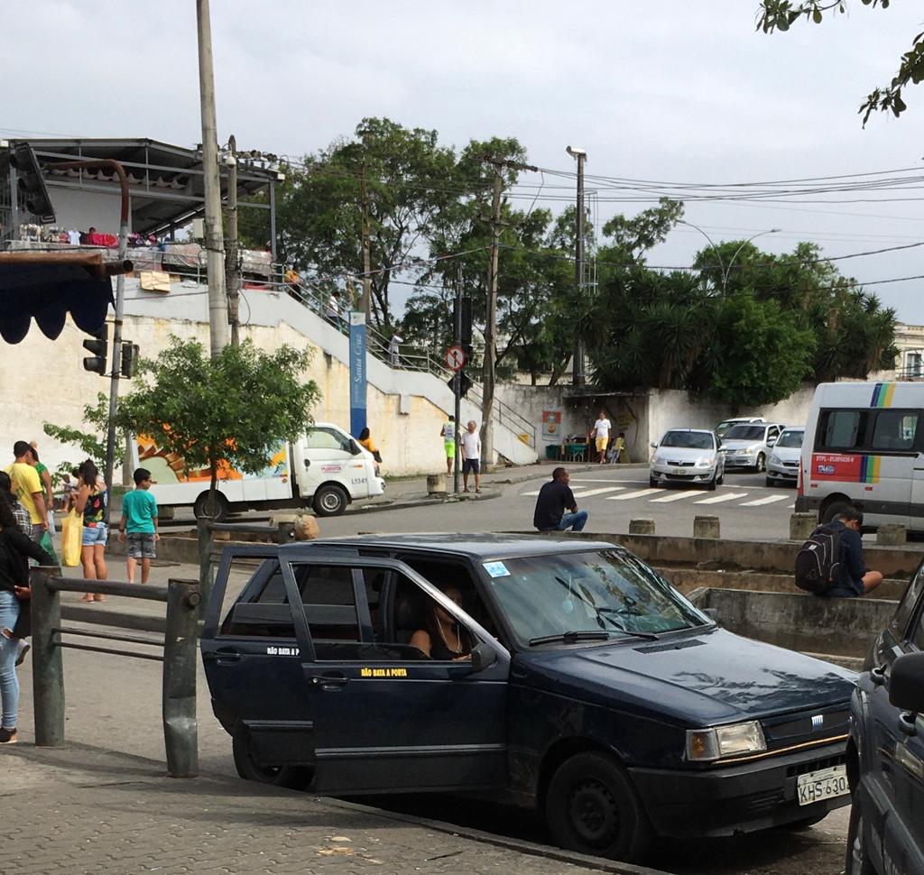 Por falta de ônibus de empresas regulares, moradores recorrem à linha clandestina de transporte