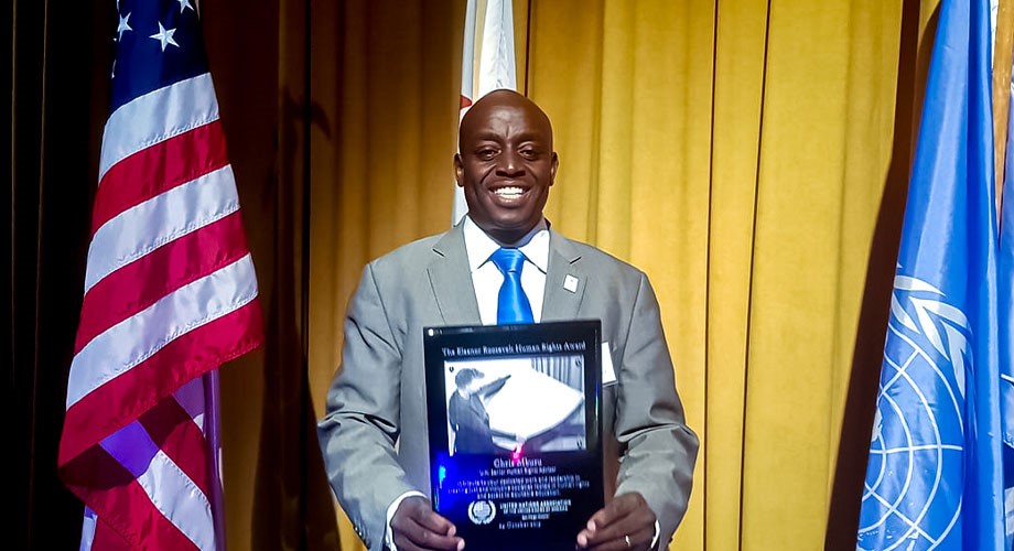 O queniano Chris Mburu na posse do Prêmio Eleanor Roosevelt de Direitos Humanos para 2019. Foto: ACNUDH.