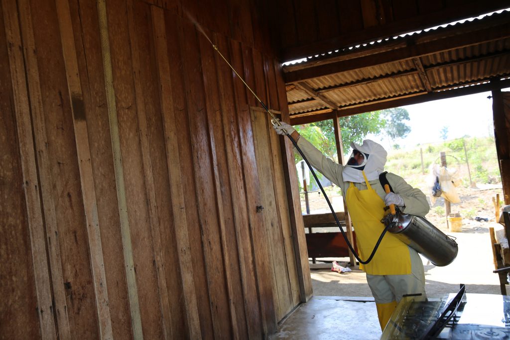 Ação de saúde pública para controlar vetores da malária em Machadinho D'Oeste, em Rondônia. Foto: OPAS