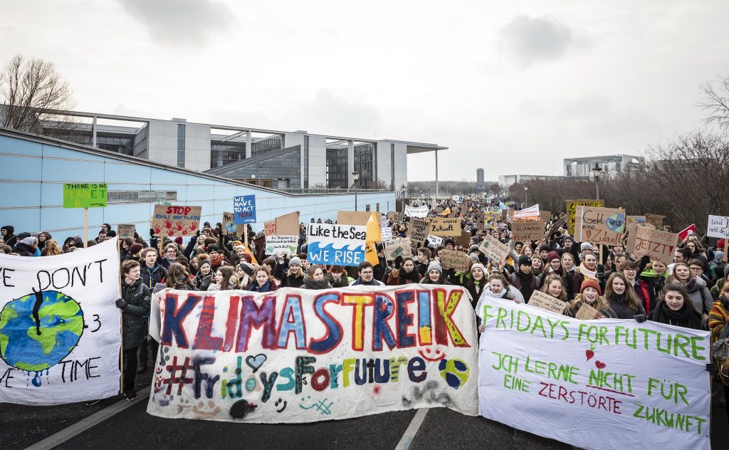 Em Berlim, na Alemanha, a manifestação de jovens 'Fridays for Future' pede ações urgentes contra as mudanças climáticas. Foto: Fridays For Future/Jörg Farys