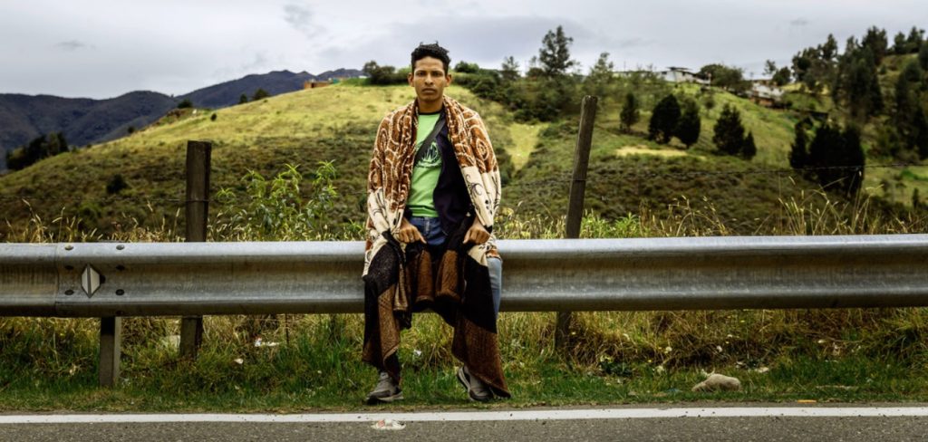 O venezuelano Steven e três amigos tentam pegar carona até o Paramo de Berlim, o pico mais alto em sua jornada de Cucuta (Venezuela) para Bogotá, na Colômbia. Foto: OIM/Muse Mohammed