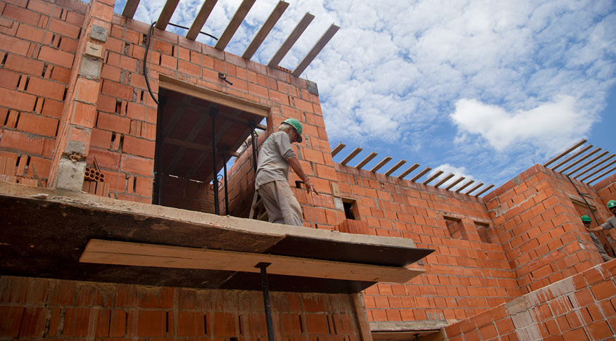 #pracegoler operário numa construção em tijolo