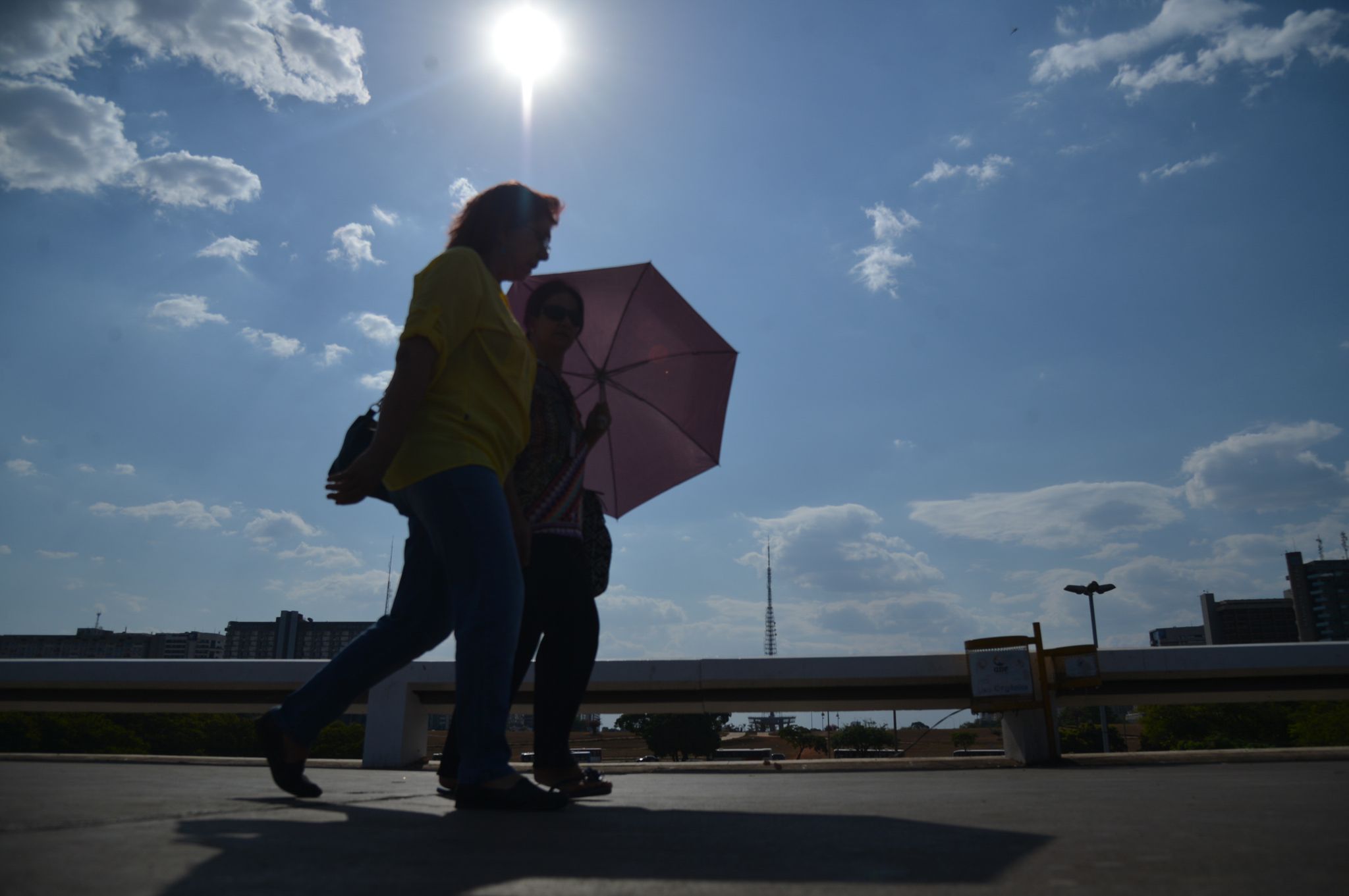 Brasileiros se protegem do sol forte e altas temperaturas em Brasília. Foto:Agência Brasil/Fabio Rodrigues Pozzebom