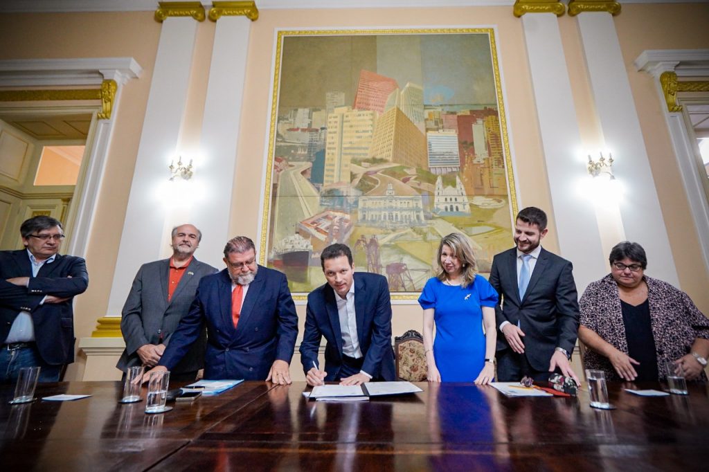 Prefeito Nelson Marchezan Júnior assinou o projeto de cooperação técnica internacional com as Nações Unidas para a revisão do Plano Diretor de Porto Alegre. Foto: Joel Vargas/PMPA