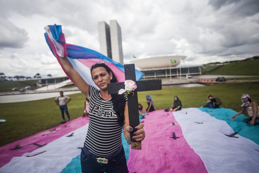 Ato realizado diante do Congresso Nacional, em Brasília, para lembrar a memória de vítimas da transfobia no Brasil. Foto: Flickr (CC)/Mídia Ninja