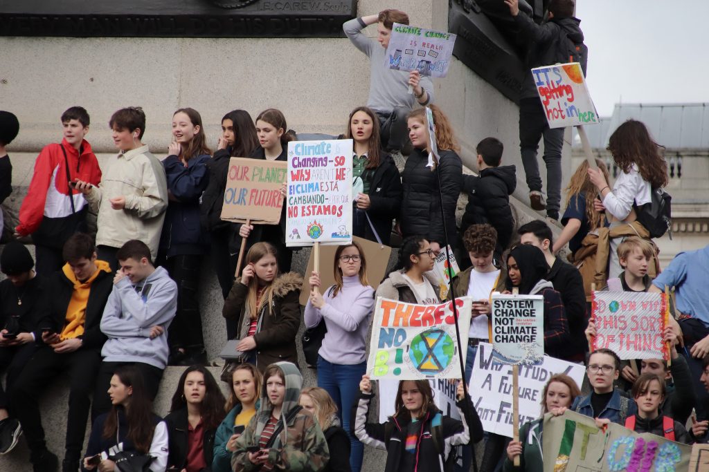 Em Westminster, no Reino Unido, jovens protestam por ações climáticas urgentes. Foto: Flickr (CC)/Rox