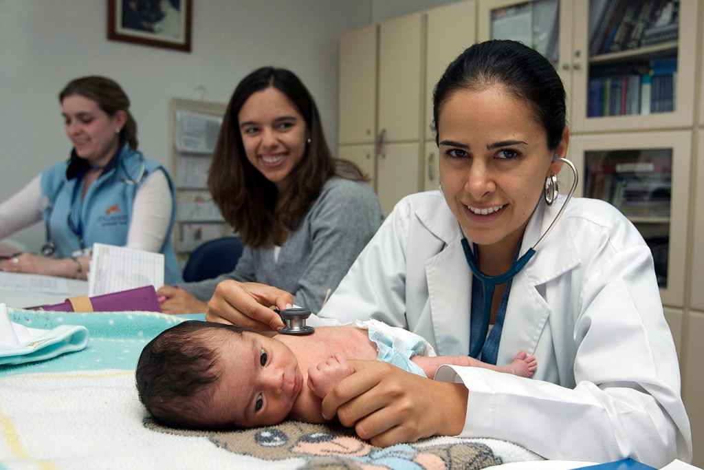 Enfermeiras e médicas avaliam o estado de saúde de um bebê prematuro em Bogotá, na Colômbia. Foto: OPAS