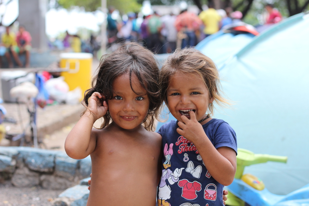 Crianças venezuelanas na praça Simon Bolívar, em Boa Vista (RR). Foto: ACNUR/Reynesson Damasceno