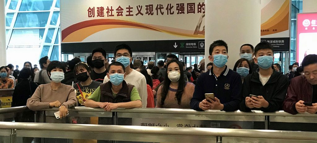 Pessoas usam máscaras enquanto aguardam nos portões de chegada do Aeroporto Internacional Bao'an de Shenzhen, na China. Foto: ONU/Jing Zhang