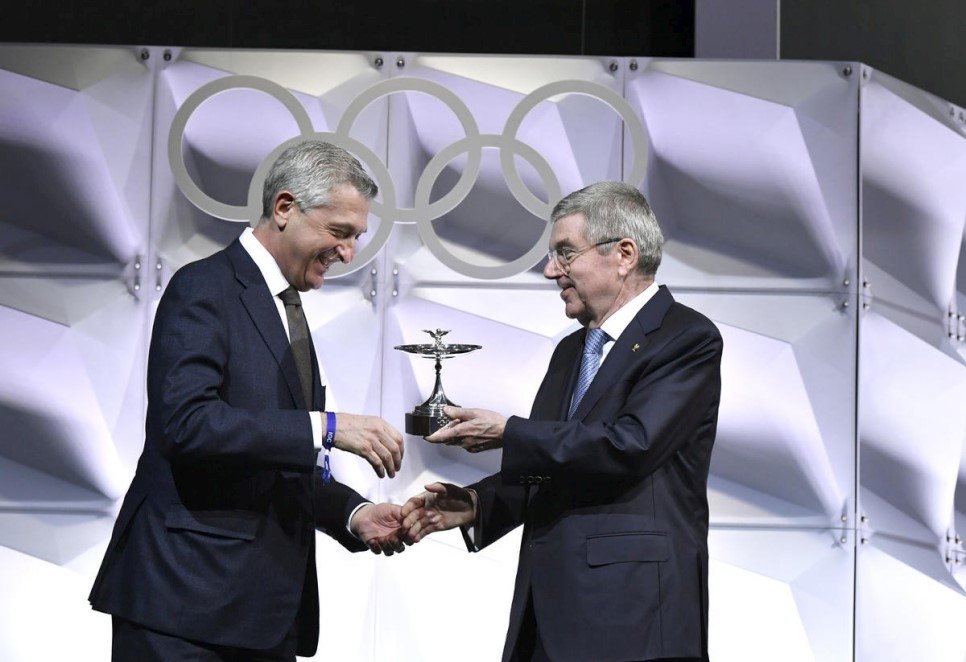 O presidente do COI, Thomas Bach, concede a Taça Olímpica ao Alto Comissário do ACNUR, Filippo Grandi. Foto: COI/ Christophe Moratal