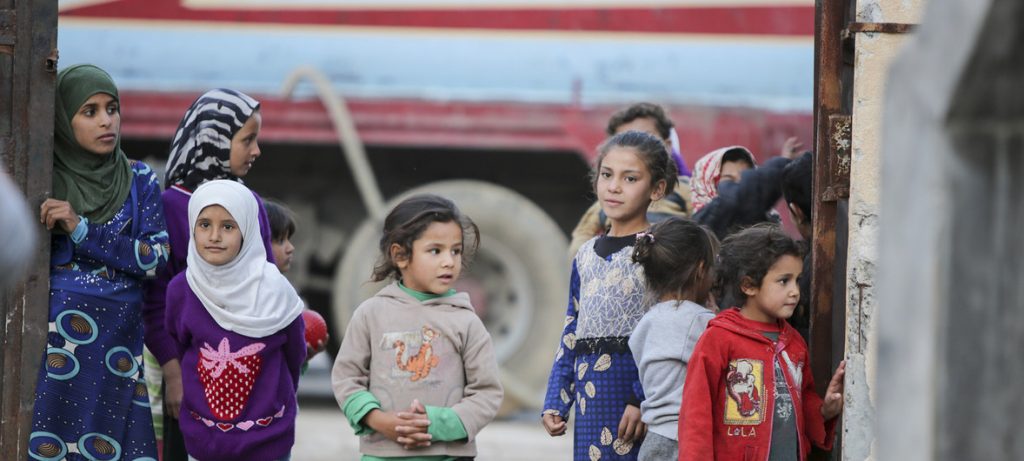 Crianças em pátio de um abrigo transformado em escola em Ar-Raqqa, na Síria. Foto: UNICEF/Bakr Alkasem