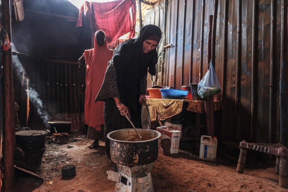 Refugiada somali Asha Abdikadir Ahmed, 42, cozinha usando briquetes energeticamente eficientes em seu restaurante em Bur Amino, Etiópia. Foto: ACNUR/Eduardo Soteras Jalil