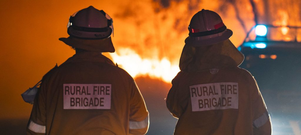 Dois bombeiros em Queensland, na Austrália, onde os piores incêndios florestais vistos em décadas estão devastando grandes áreas do país. Foto: Queensland Fire and Emergency Services