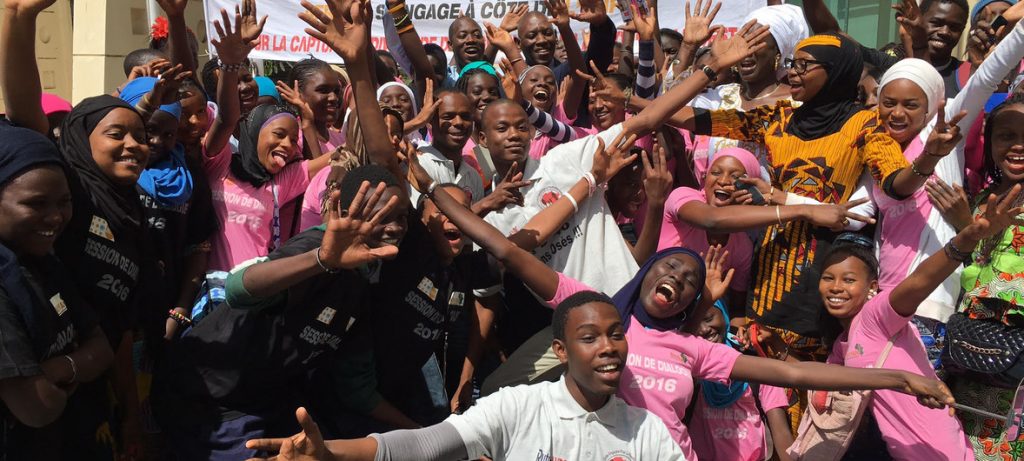 Jovens do grupo senegalês Afriyan defendem o empoderamento dos adolescentes, após reunião com o diretor regional do Fundo de População das Nações Unidas (UNFPA), Mabingué Ngom. Foto: UNFPA