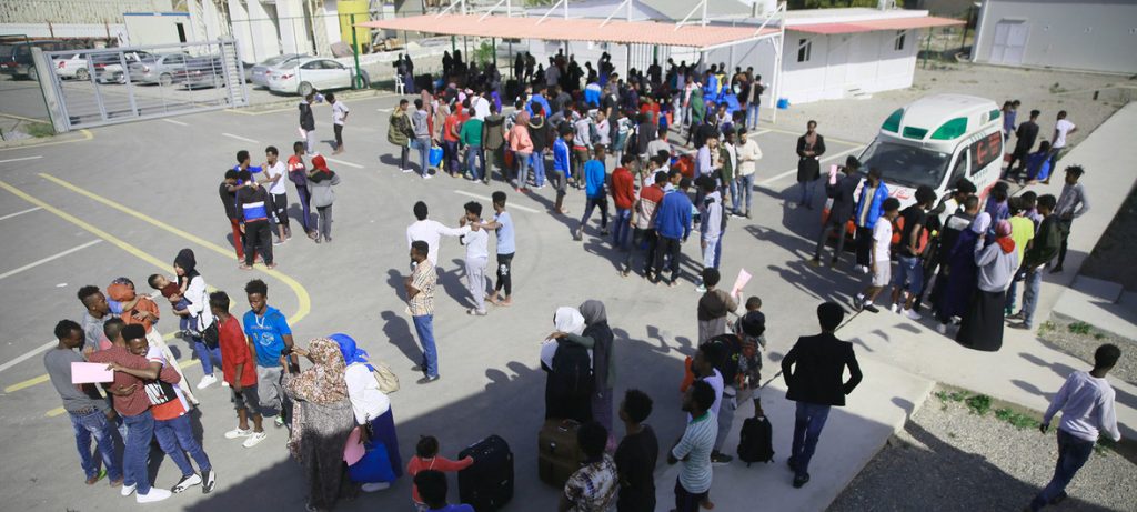 Refugiados de Somália, Síria e Eritreia, libertados de centros de detenção na Líbia, passam pelo procedimento de evacuação com funcionários do Centro de Acolhimento e Partida do ACNUR em Trípoli, Líbia. Foto: ACNUR/Mohamed Alalem