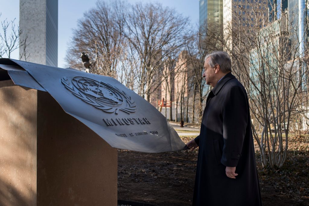 O chefe da ONU visitou o memorial intitulado "A Breath" (um suspiro), que saiu de Porto Príncipe e agora fica na sede da ONU no centro de Manhattan. Foto: ONU