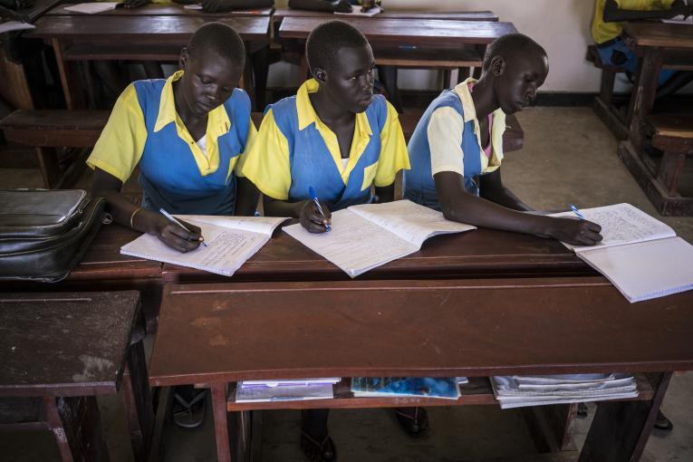 Pobreza, discriminação por gênero, deficiência, origem étnica ou idioma de instrução, distância física das escolas e infraestrutura precária estão entre os obstáculos que continuam a impedir que as crianças mais pobres tenham acesso a uma educação de qualidade. Foto: UNICEF