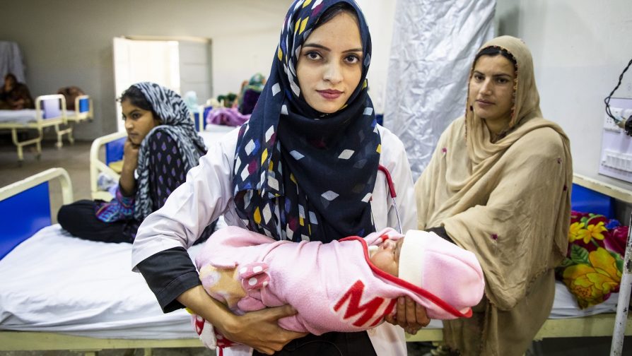 Saleema trata mães e bebês no Holy Family Hospital, Paquistão. Foto: ACNUR/Roger Arnold