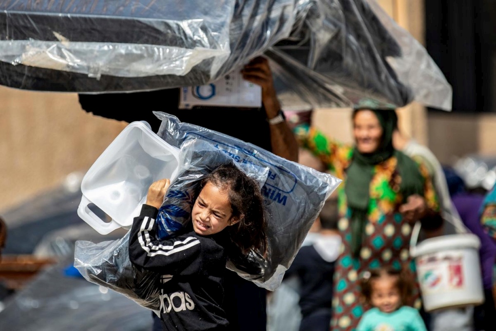 Sírios deslocados, que deixaram suas casas na cidade fronteiriça de Ras al-Ain, recebem ajuda humanitária em 12 de outubro de 2019 na cidade de Tal Tamr, interior da província de Hasakeh, nordeste da Síria. Foto: ACNUR/Delil Souleiman