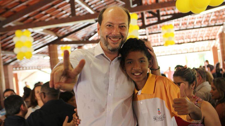 O prefeito de Sobral (CE) Ivo Ferreira Gomes e um estudante da rede municipal de ensino. Foto: Banco Mundial