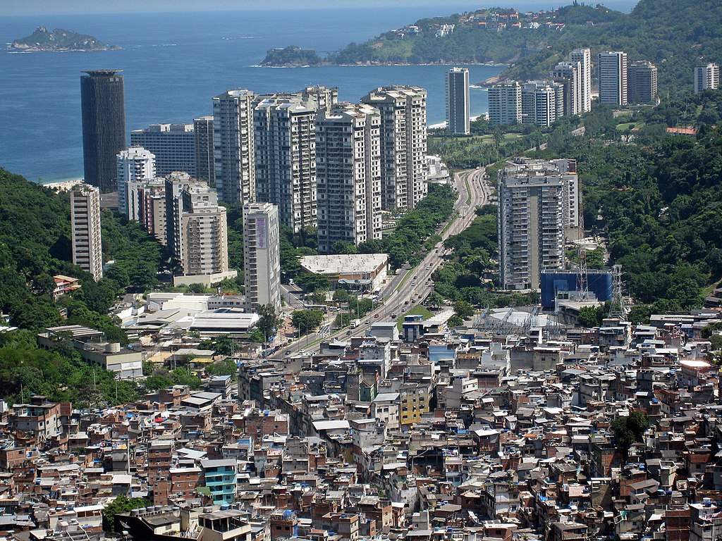 Vista do bairro de São Conrado, no Rio de Janeiro, com a Rocinha em primeiro plano. Foto: Wikimedia/Alicia Nijdam