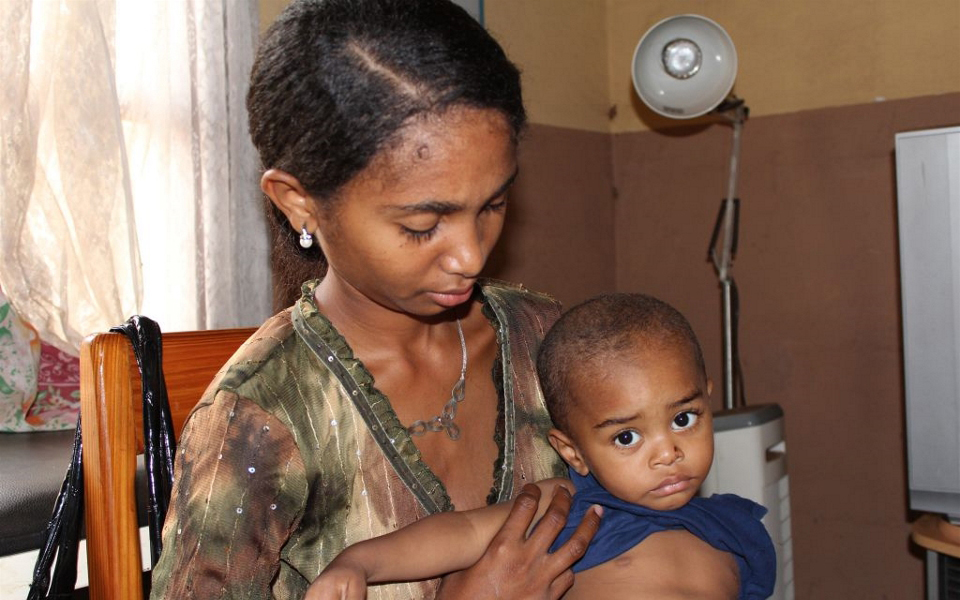 Mãe leva seu filho doente com pneumonia a uma clínica no sul de Madagascar. Foto: UNFPA