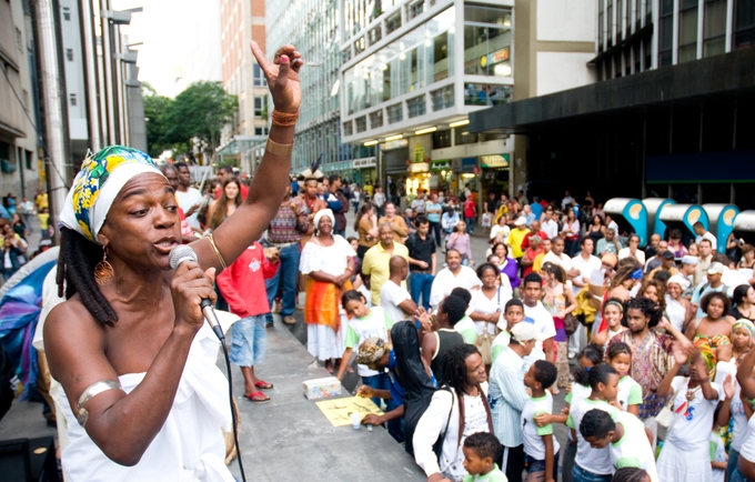 A existência dos movimentos sociais e de instituições, coletivos, grupos, redes e organizações não governamentais são fundamentais para reverter e/ou reduzir o impacto de problemáticas sociais. Foto: UNFPA Brasil/Solange Souza