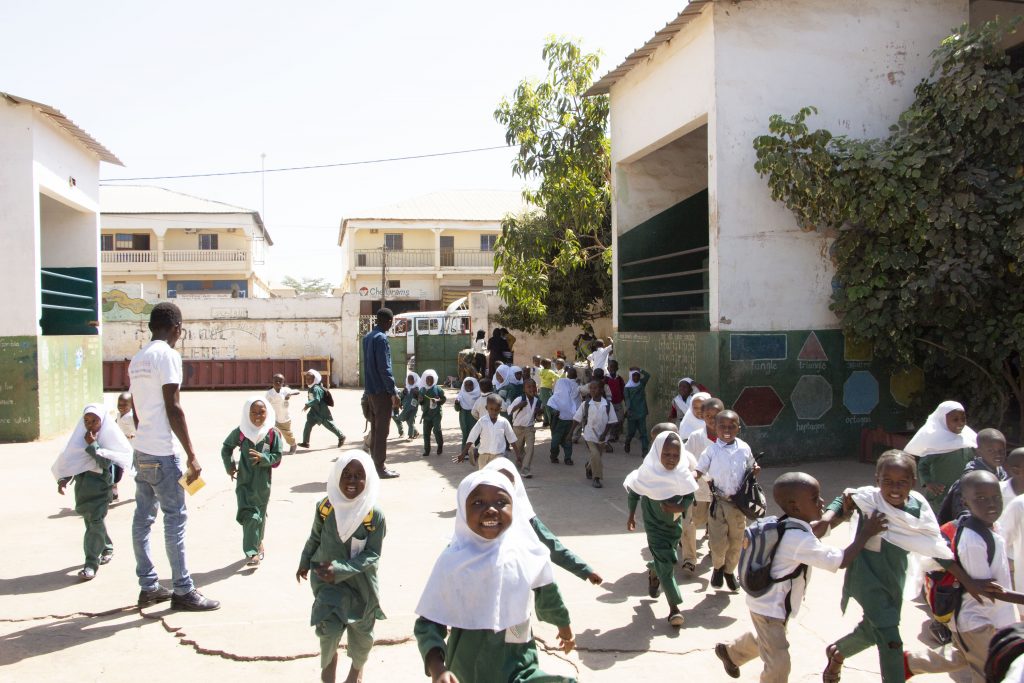 Alunos do jardim de infância saem de suas salas de aula para almoçar no pátio da Escola Básica de Muhammadan. Foto: WFP/Kebba Jallow