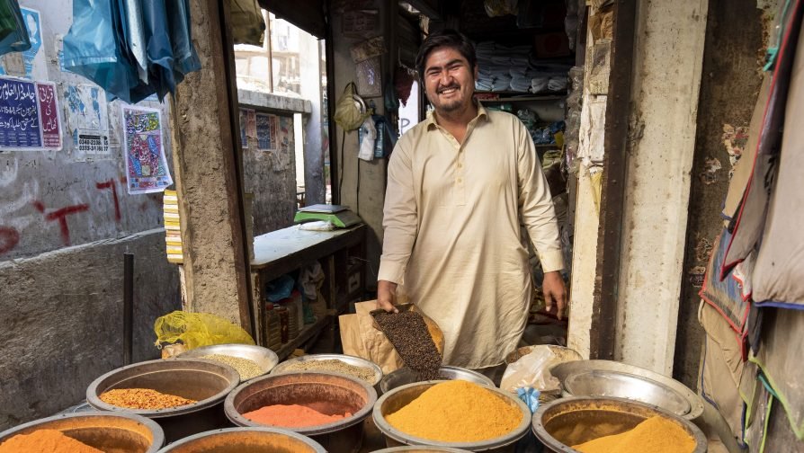 Mohammad Azeem, 27, vende especiarias em sua loja no mercado da Praça Al-Asif, em Karachi. Foto: ACNUR/Roger Arnold