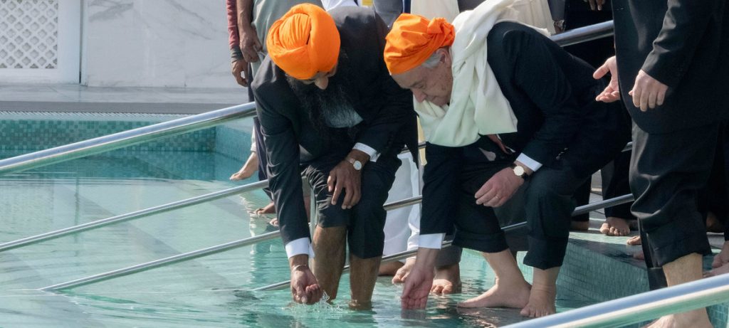 O secretário-geral da ONU, António Guterres, segue a tradição de lavar as mãos e os pés no santuário de Gurdwara Kartapur Sahib, na província de Punjab, no Paquistão. Foto: ONU/Mark Garten