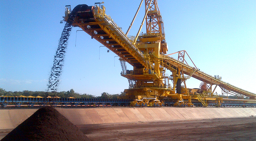 #PraCegoVer a foto mostra em primeiro plano, uma pilha de minério de ferro