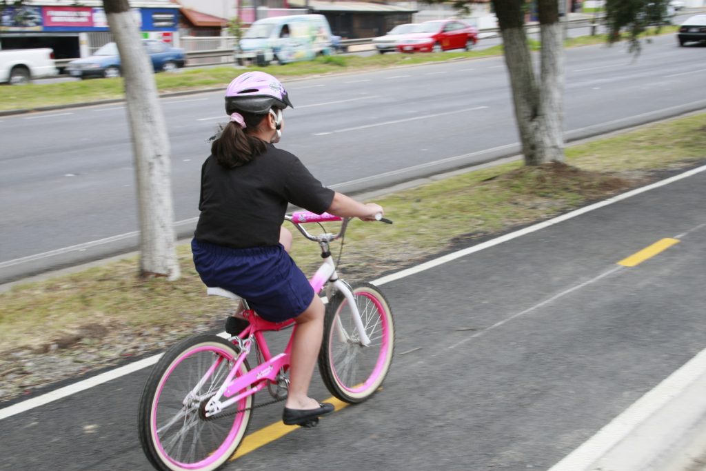 Segundo o PNUMA, a inclusão das questões de gênero no transporte eleva o padrão de serviço para todos e trazem benefícios econômicos e sociais significativos. Crédito: PNUMA.