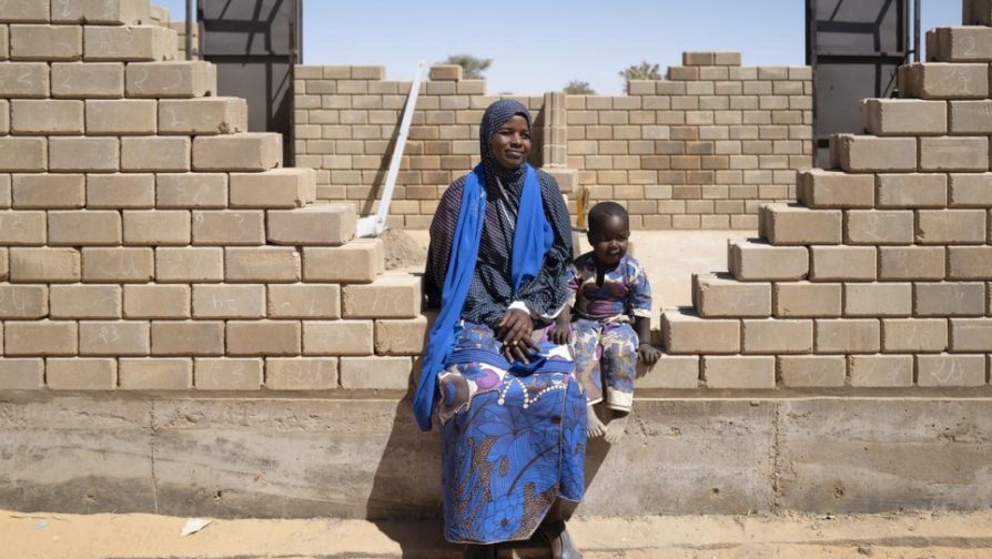 Mariam Walate Intanere, de 25 anos, fugiu do Mali para o Níger com seu tio e quatro filhos. Ela e sua família receberão uma das 1 mil casas em Ouallam que estão sendo construída para refugiados e seus anfitriões. Foto: ACNUR/Sylvain Cherkaoui