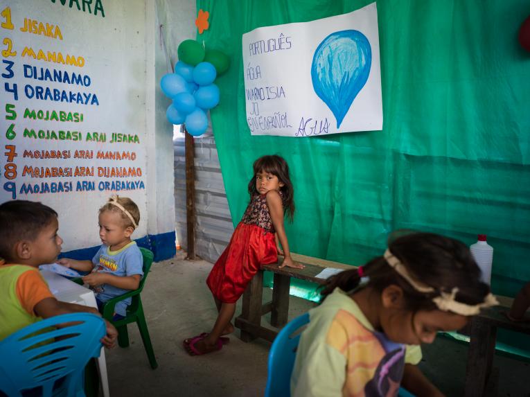 Crianças indígenas waraos brincam no Súper Panas apoiado pelo UNICEF no abrigo Janakoida, em Pacaraima, Roraima, perto da fronteira com a Venezuela. Crédito: UNICEF/Hiller.