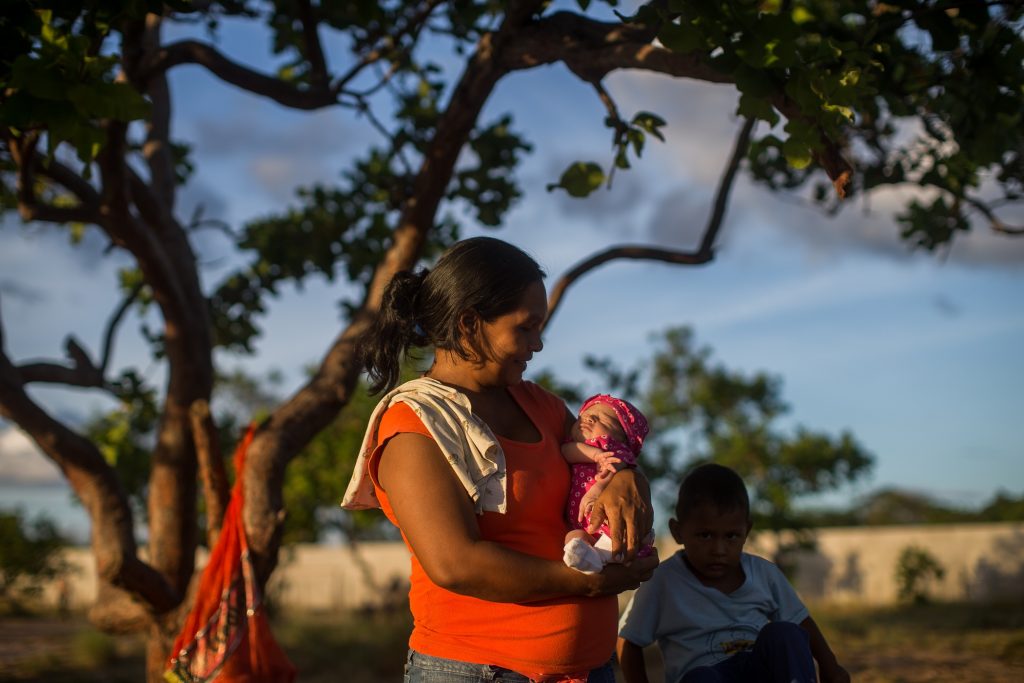 Yenni com sua filha Branyelis, de sete dias, e seu filho Moises, de três anos, em Boa Vista, Roraima. Foto: ACNUR/Victor Moriyama