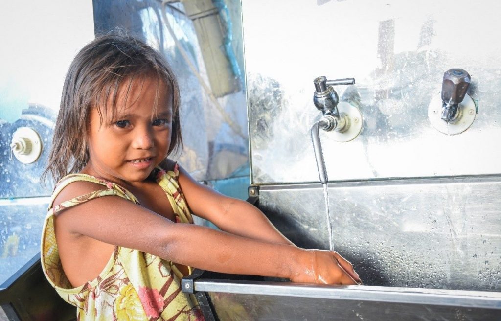 Nos abrigos de Pintolândia, em Roraima, crianças indígenas da etnia Warao treinam como lavar as mãos adequadamente, após instruções das equipes do ACNUR e de seus parceiros. Foto: ACNUR/Allana Ferreira