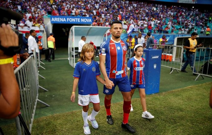 Jogadores entrarão em campo com meninas e estamparão na camisa logomarca da campanha. Foto: Felipe Oliveira/Clube Bahia