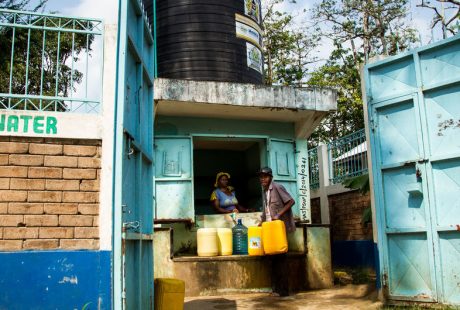 Água potável para os moradores das favelas de Majengo, na costa do Quênia, foi fornecida como parte de um projeto do ONU-HABITAT. (Agosto de 2018). Foto: ONU-HABITAT/Kirsten Milhahn