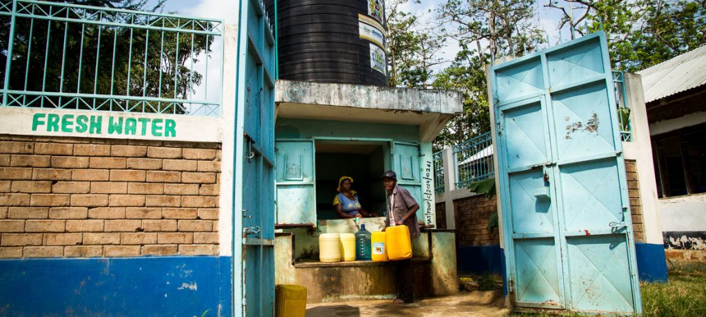 Água potável para os moradores das favelas de Majengo, na costa do Quênia, foi fornecida como parte de um projeto do ONU-HABITAT. (Agosto de 2018). Foto: ONU-HABITAT/Kirsten Milhahn