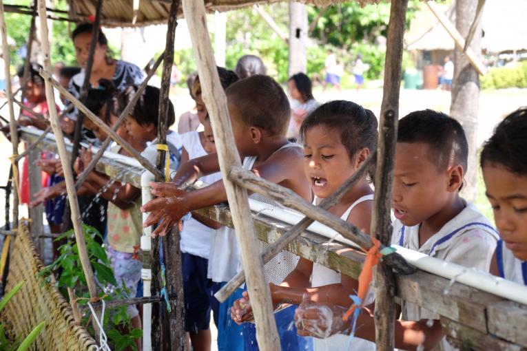 O documento fornece orientações cruciais e uma lista de itens que devem ser verificados para manter as escolas seguras. Foto: UNICEF