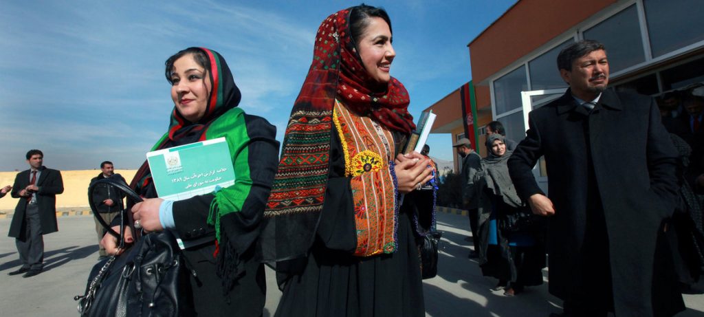 Mulheres parlamentares da Câmara Baixa do Afeganistão (Wolesi Jirga ou “Casa do Povo”) chegam à cerimônia de inauguração em Cabul (2001). Foto: ONU/Eric Kanalstein