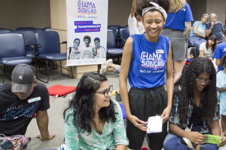 O projeto Chama na Solução Rio de Janeiro reúne jovens de favelas e periferias da cidade do Rio de Janeiro para a criação de ações que reduzam a distância entre os jovens mais vulneráveis e as oportunidades de renda e trabalho. Foto: UNICEF