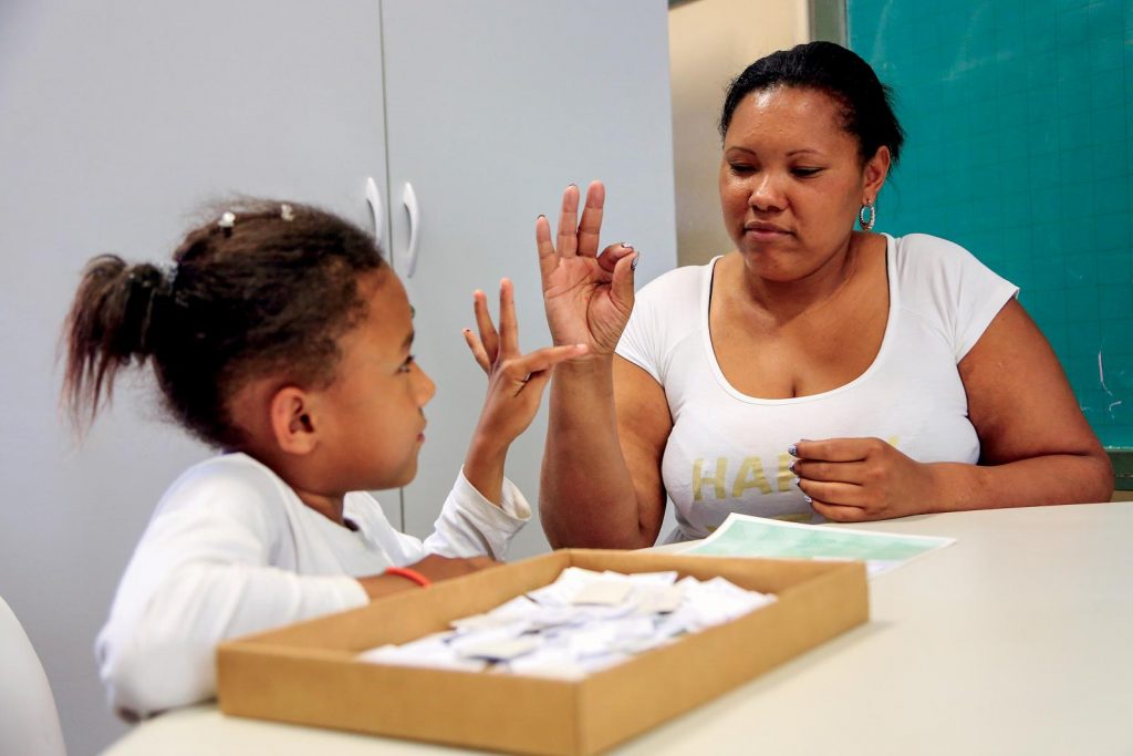 UNICEF listou oito dicas para ajudar a confortar e proteger as crianças diante da pandemia do novo coronavírus. Foto: UNICEF