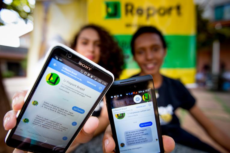 Adolescentes e jovens podem aderir ao U-Report por SMS ou em mídias sociais, e responder a pesquisas, relatar preocupações, apoiar os direitos da criança e trabalhar para melhorar suas comunidades. Saiba mais em www.ureportbrasil.org.br. Foto: UNICEF